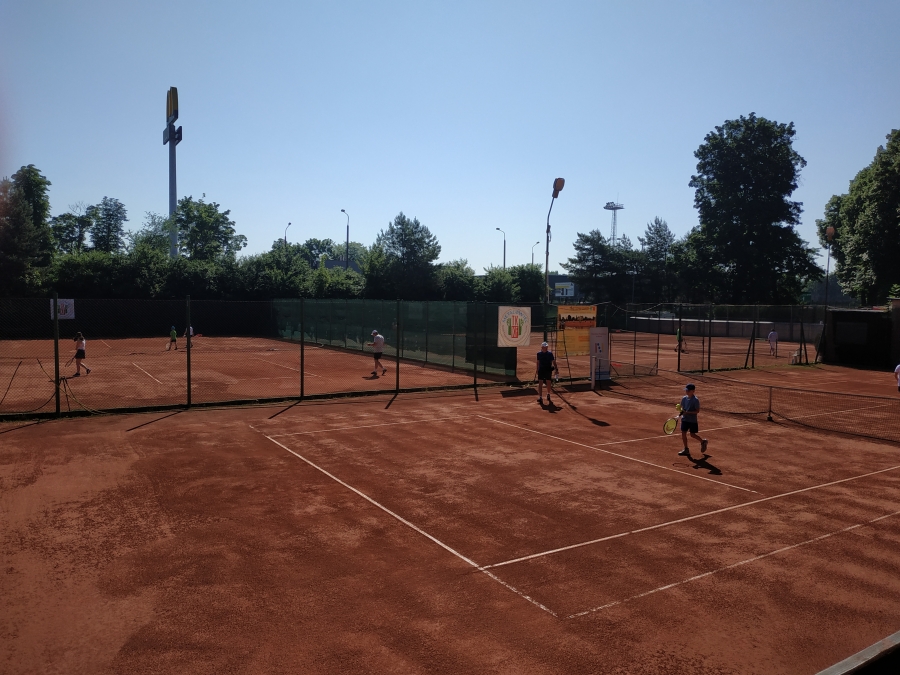 38 młodych tenisistów na kortach Stali w  Nysie